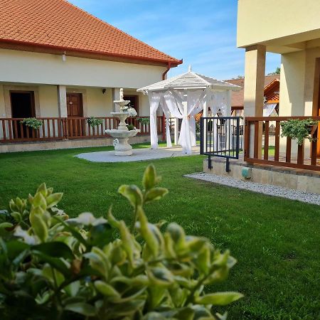 Toroes Panzio Bed & Breakfast Szabolcs Exterior photo