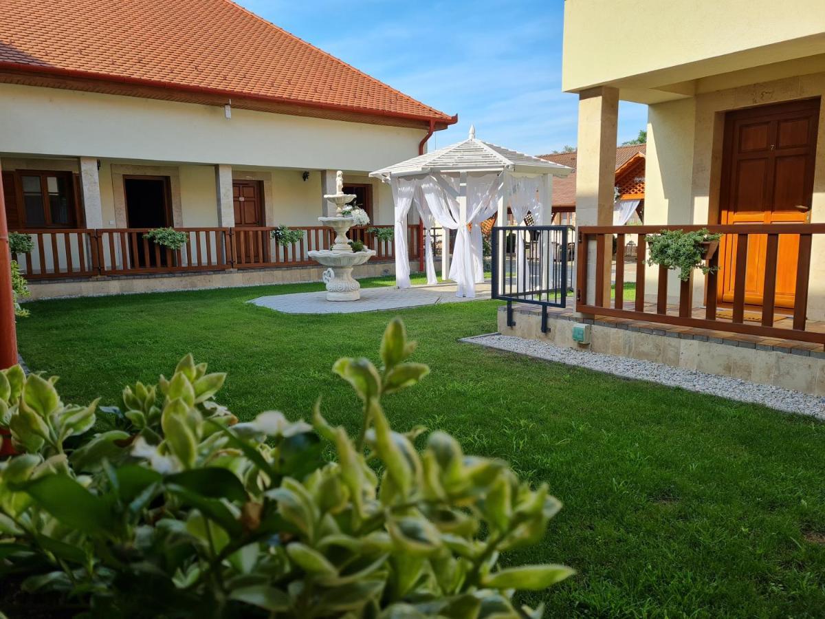 Toroes Panzio Bed & Breakfast Szabolcs Exterior photo