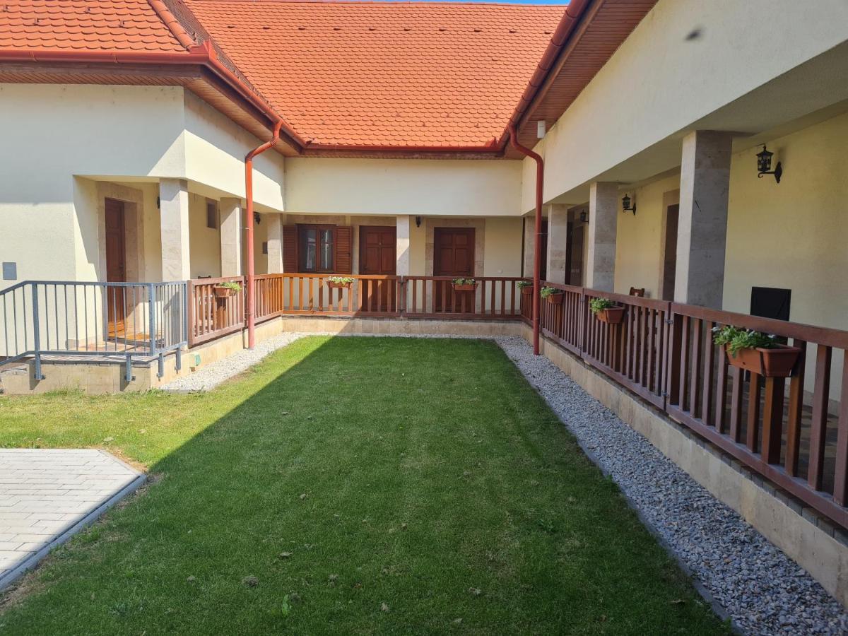 Toroes Panzio Bed & Breakfast Szabolcs Exterior photo